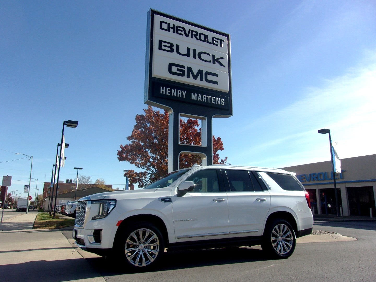 2023 GMC Yukon Denali in White Frost Tricoat — front three-quarter view