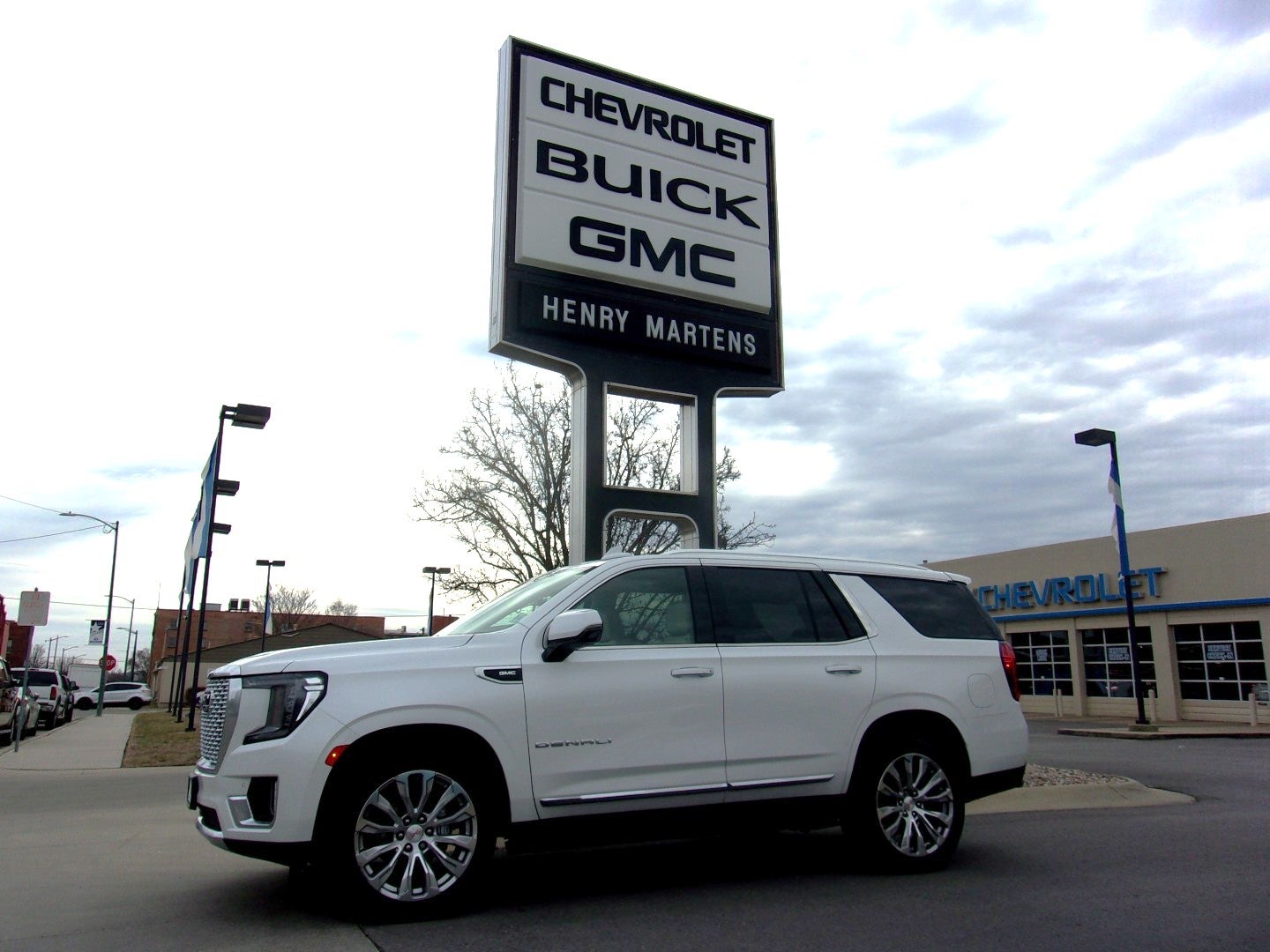 2023 GMC Yukon Denali in White Frost Tricoat — front three-quarter view