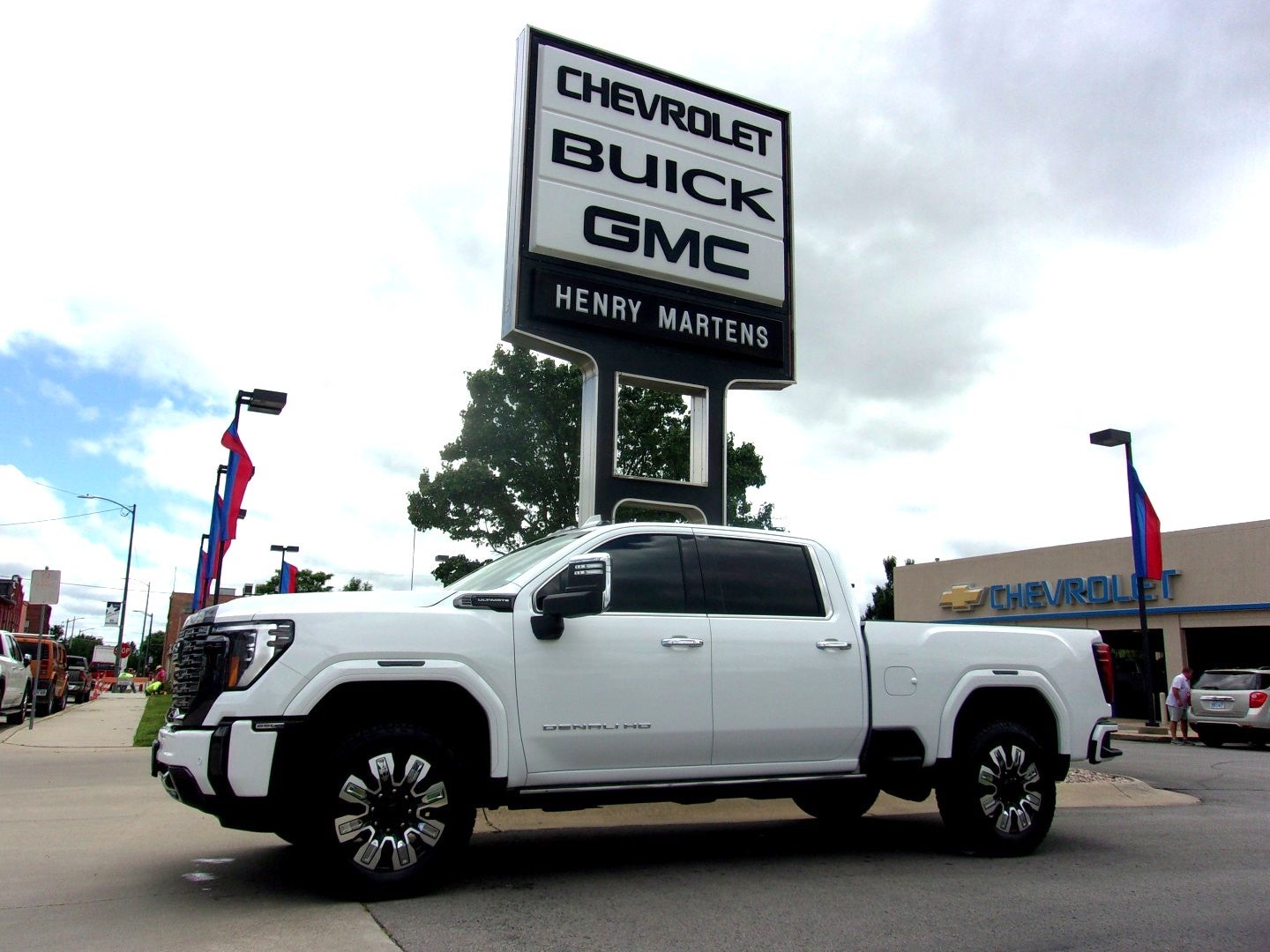 2024 GMC Sierra 2500 HD Denali Ultimate in Summit White — front three-quarter view