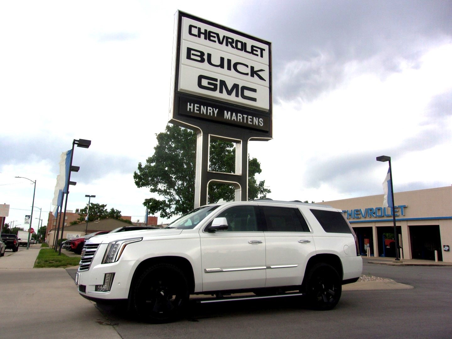2019 Cadillac Escalade Platinum in Crystal White Tricoat — front three-quarter view