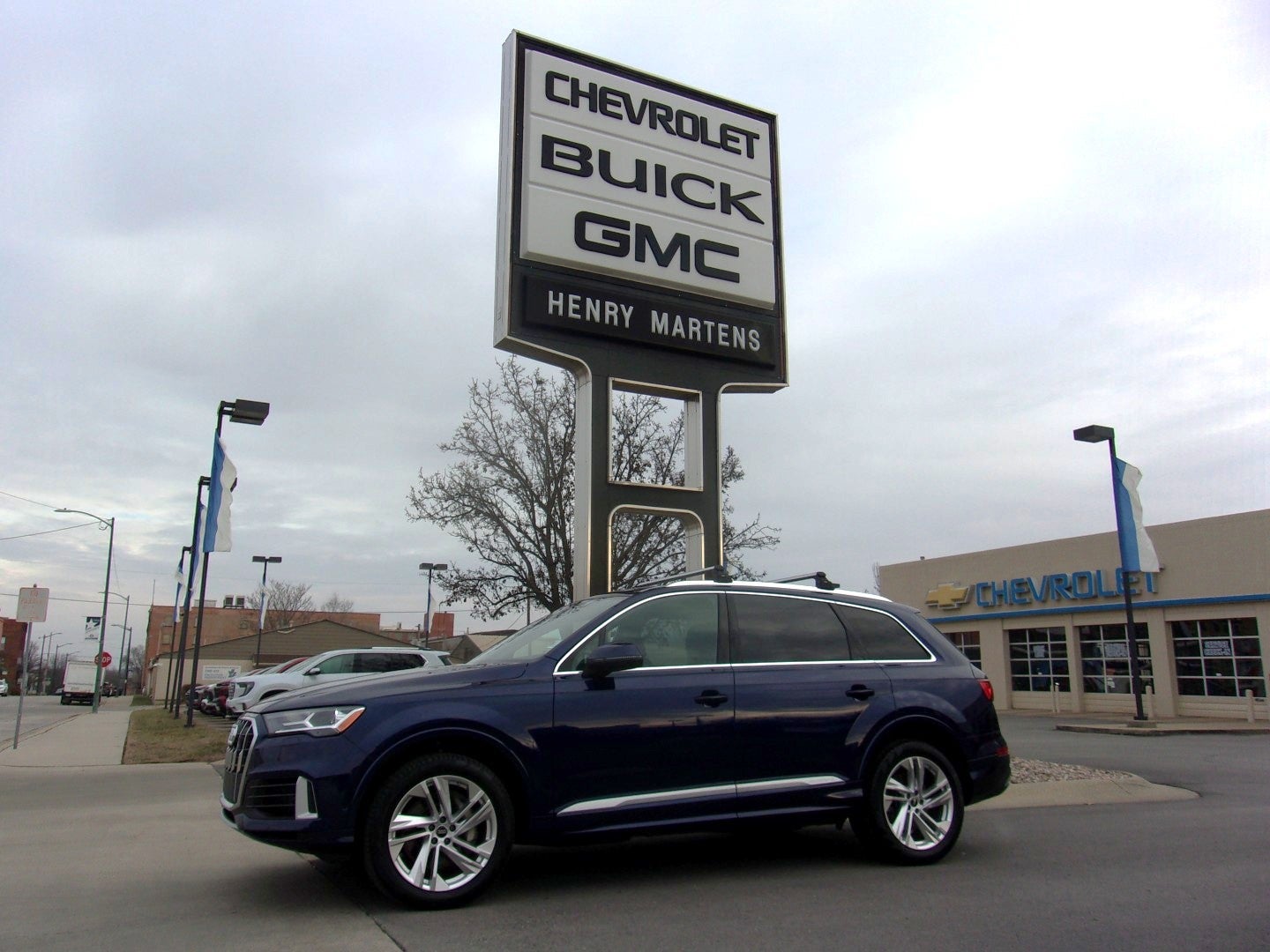 2022 Audi Q7 Premium Plus 55 TFSI quattro Tiptronic in Blue — front three-quarter view